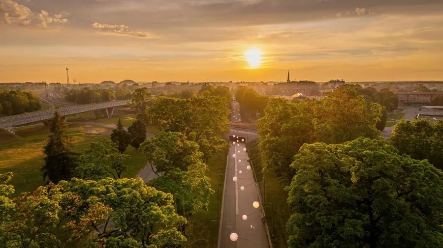 Jõhvi promenaad ja linnapark päikeseloojangul