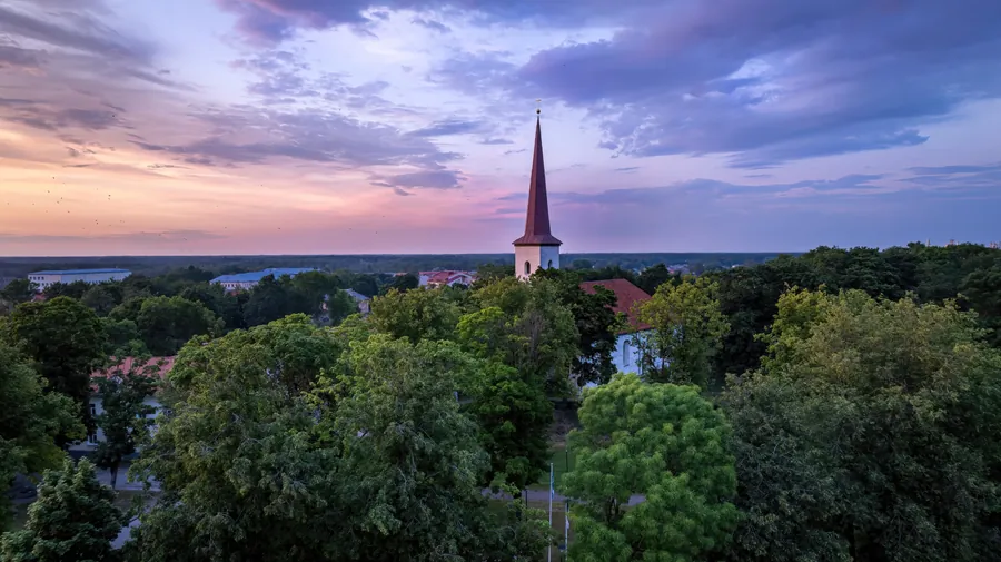 Jõhvi kirik ja linnarohelus õhtutaevas
